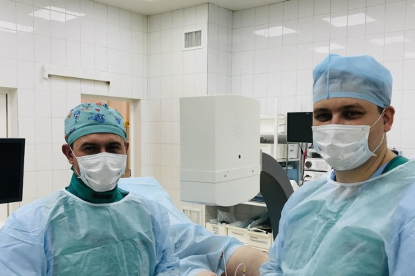 В медцентре «Еламед» применяют новый метод лечения боли в коленных суставах