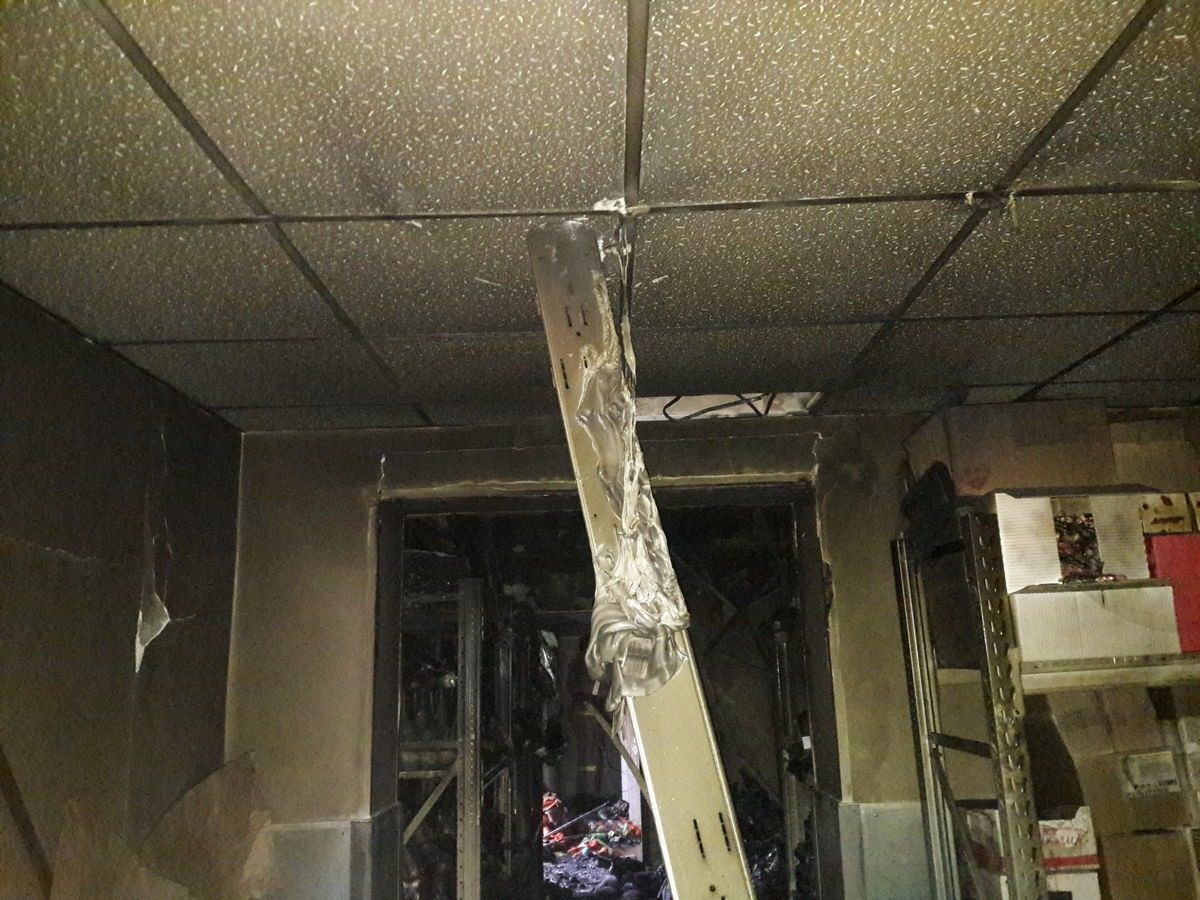 Прогорел газовый конвектор прогорел прогорел прогорел. Выгорел изнутри. Пожар в выручай комнате. Дом после пожара. Выгорел изнутри.