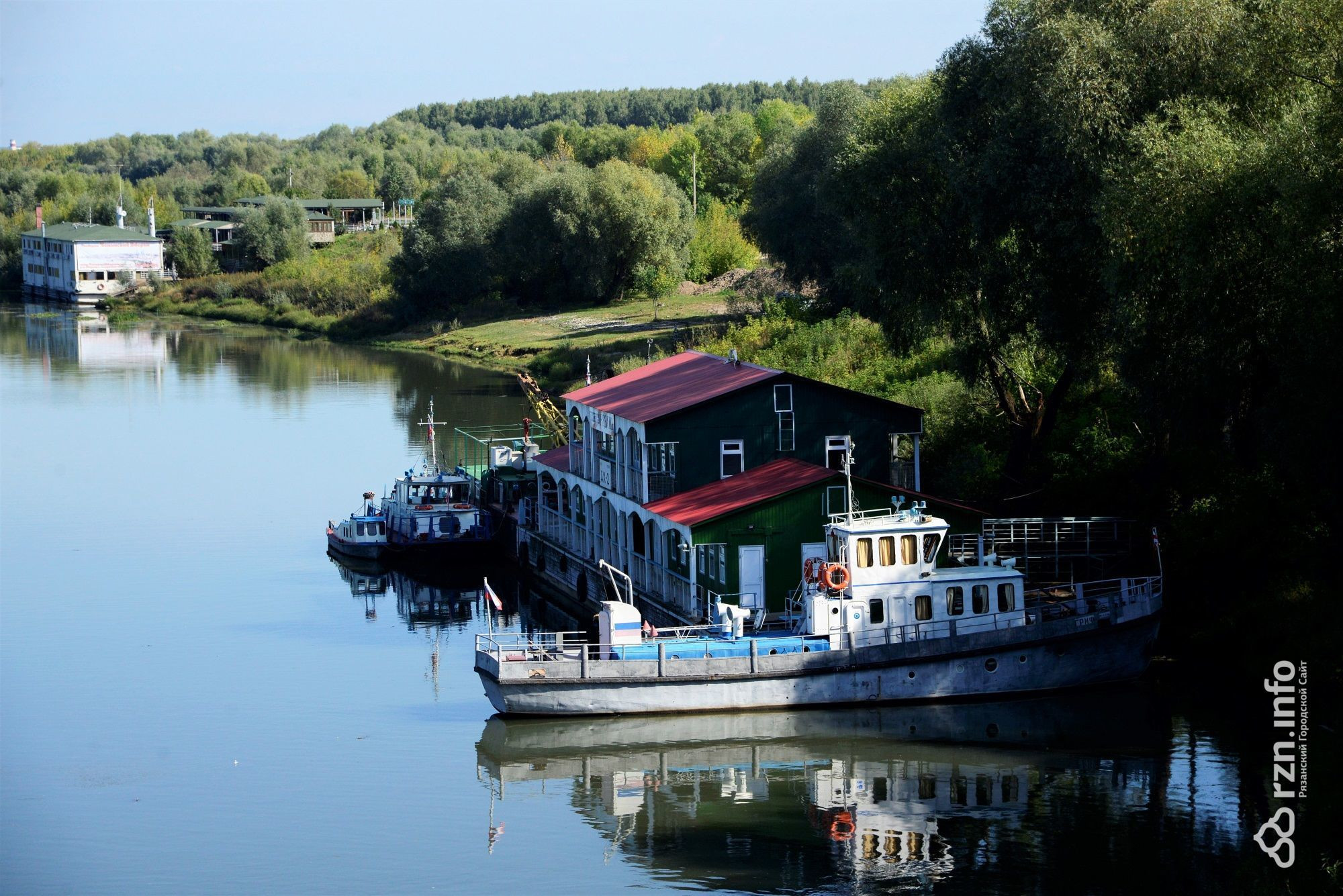Пассажирский причал. Речной вокзал уткина заводь. Петрозаводск причал на кижи. Пассажирский причал. Козьмодемьянск пристань для теплоходов.