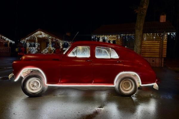 Лесопарк начали украшать к Новому году