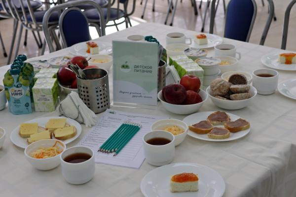 Родители и педагоги продегустировали меню в школе № 21 в Рязани