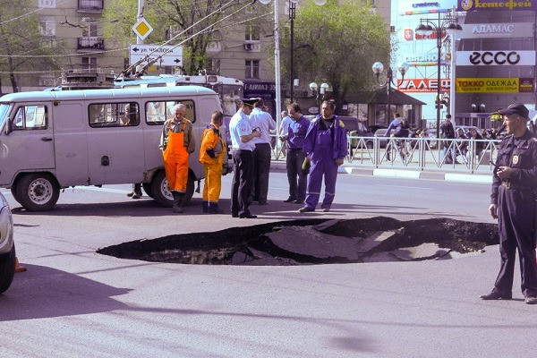 Хорошо стоим. Из-за обвала асфальта на площади Победы в центре Рязани сильно затруднено движение Хорошо стоим. Из-за обвала асфальта на площади Победы в центре Рязани сильно затруднено движение