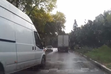 «Опасный» водитель фургона создал две аварийные ситуации и чуть не сбил пешехода на улице Гагарина