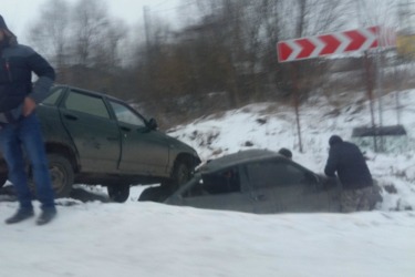 Под Рязанью два автомобиля улетели в кювет. Фото