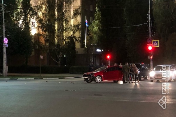 На площади Ленина маршрутка врезалась в легковушку