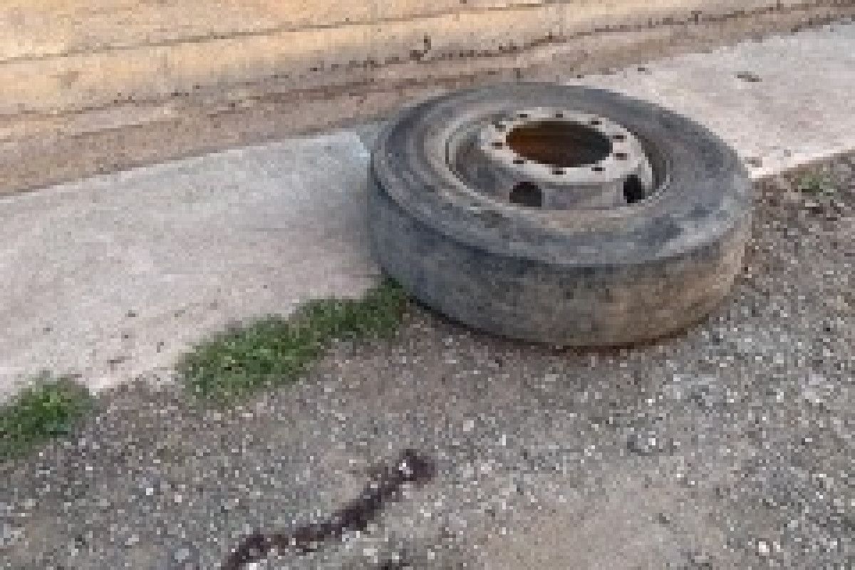 Отвалилось колесо у машины. Убило колесом. Взорванное колесо на камазе. Взорвалось колесо на камазе. Пробитое заднее колесо форд транзит.