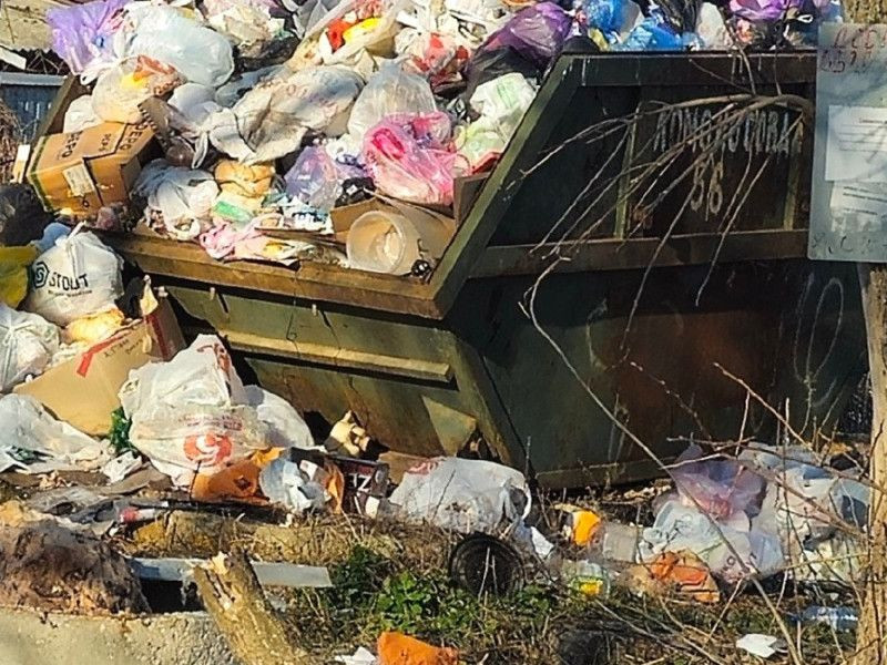 В Шлаковом жители пожаловались на двухмесячные мусорные завалы