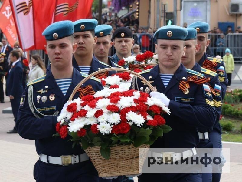 День Победы в Рязани начался с возложения цветов к Вечному огню. Фоторепортаж