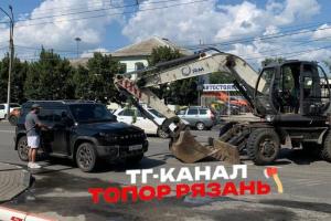 В Рязани столкнулись экскаватор и внедорожник, проезд перекрыт