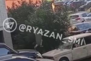 В Кальном засняли ребенка, прыгающего по крышам припаркованных авто