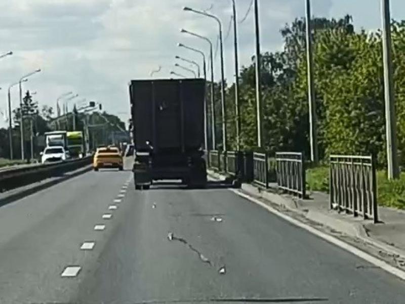 На трассе М5 под Рязанью заметили мусоровоз с летящими из кузова отходами