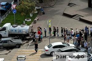 Для жителей Песочни организовали подвоз воды после прорыва трубопровода