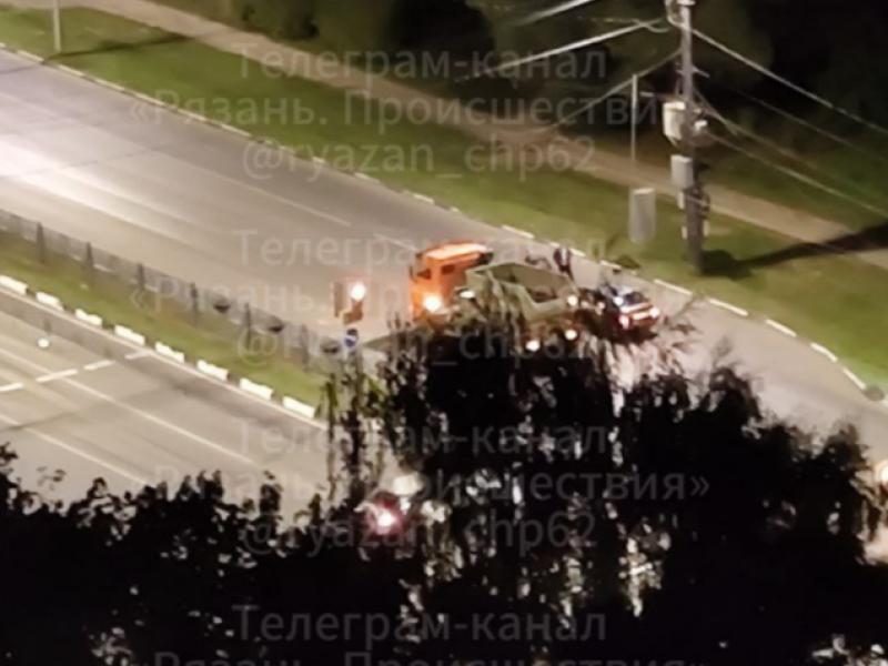 В Рязани на Московском шоссе столкнулись легковушка и мусоровоз