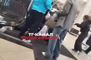 Драка в рязанском ТРЦ попала на видео