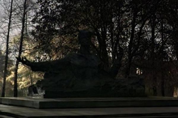 Рязанцы пожаловались на отсутствие освещения около памятника Сергею Есенину