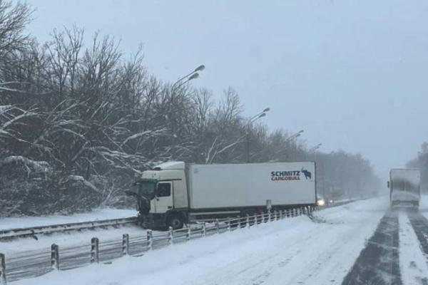 На трассе под Рязанью фура перекрыла проезд, попав в ДТП