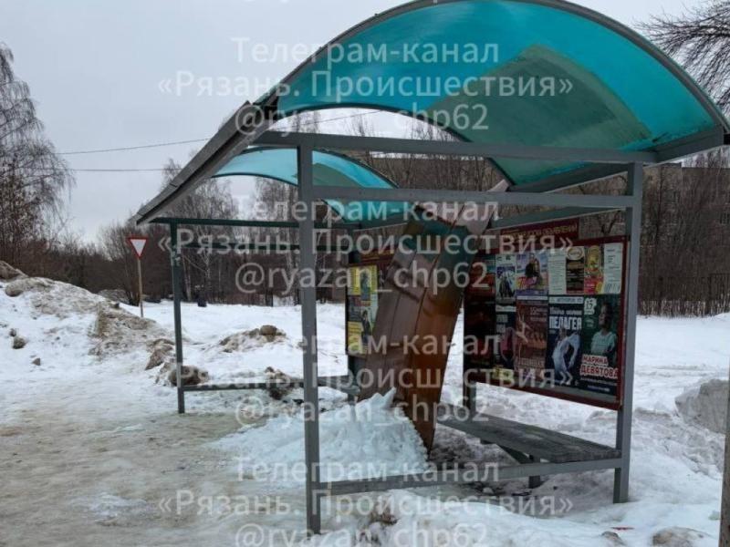 В Рязани рухнула часть крыши остановки из-за скопившегося снега
