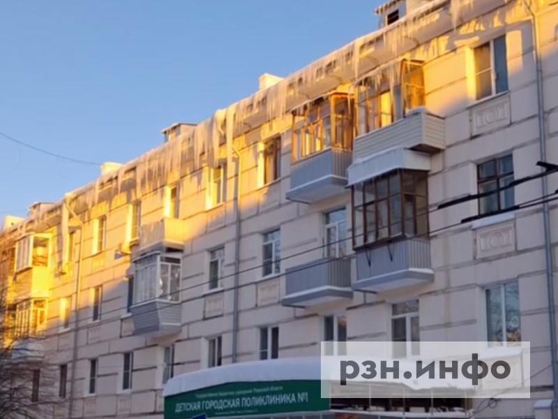 Рязанцы пожаловались на огромные сосульки, висящие над детской поликлиникой