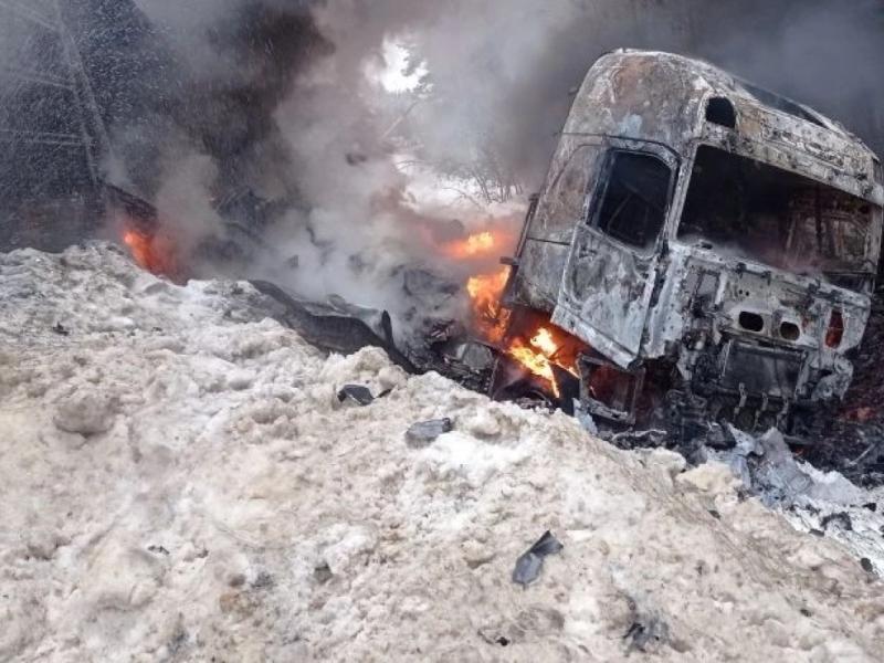 После ДТП на трассе М-5 в Рязанской области загорелся опасный груз одной из фур