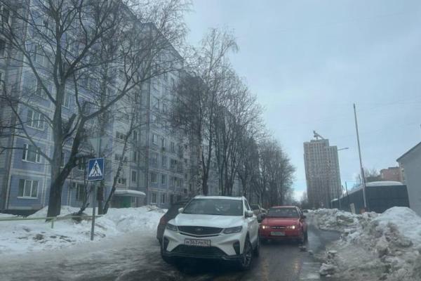 В Рязани на улице Новаторов возникла пробка из-за припаркованного автомобиля