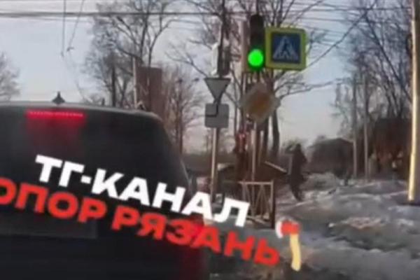 В Рязани машина не пропустила скорую и едва не сбила пешеходов на тротуаре