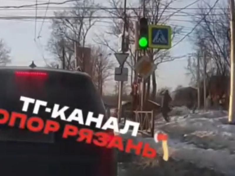 В Рязани машина не пропустила скорую и едва не сбила пешеходов на тротуаре