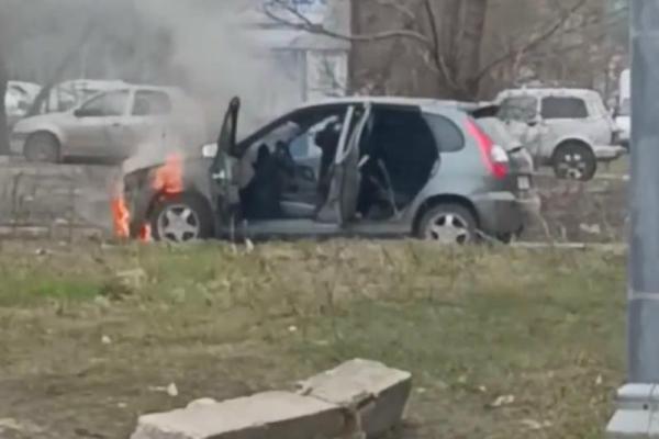 Появились кадры с места возгорания машины в Рязани