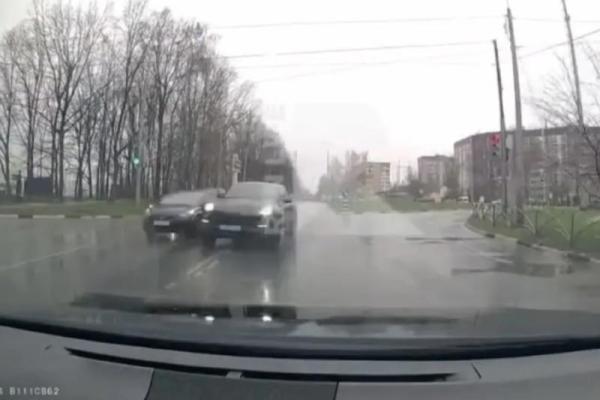 В Рязани водитель иномарки едва не устроил массовое ДТП, момент попал на видео