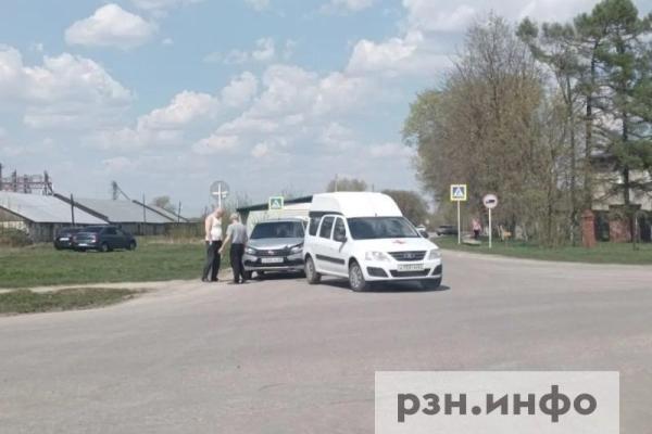 В Рязанской области легковушка врезалась в автомобиль медслужбы