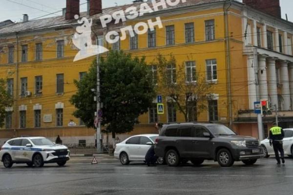 В Рязани столкнулись два автомобиля, возникла пробка