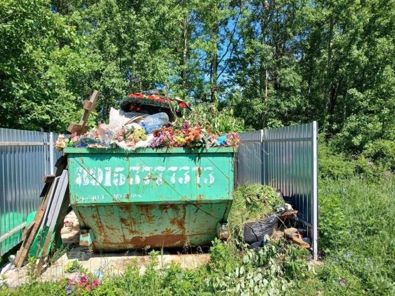 Жители Скопина пожаловались на переполненные мусорные баки
