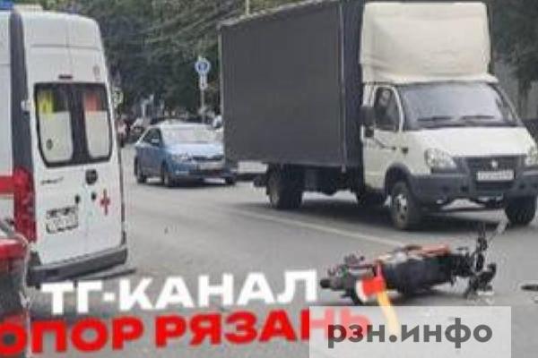 В центре Рязани произошло ДТП с электроскутером