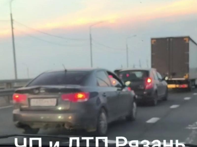 Рязанцы рассказали о собравшейся из-за ДТП пробке в сторону Солотчи