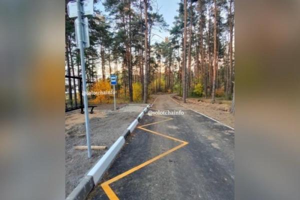 Возле «Соснового бора» начали устанавливать остановочные павильоны
