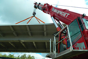 Весомо. Создатели путепровода Соколовка – Дашково-Песочня установили над железной дорогой 128,5 тонны металла