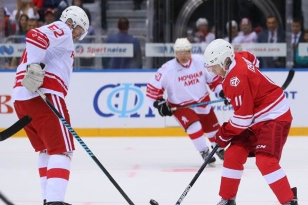 Глава рязанской НХЛ Олег Смирнов в шестой раз сыграл с Владимиром Путиным в матче звезд лиги