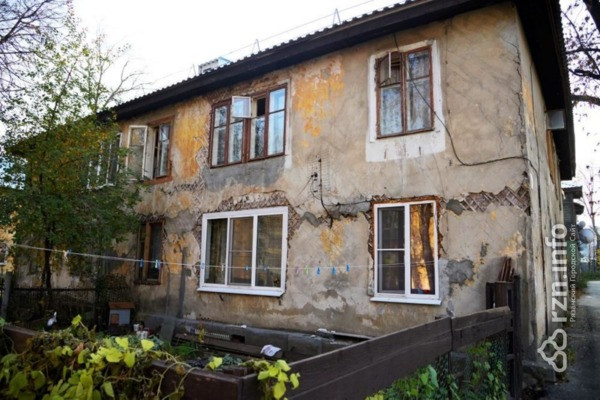 «Алло, аварийка?» В Рязани трещит по швам 70-летняя двухэтажка, не признанная аварийной