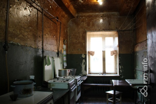 «Мы боимся, что потолок обрушится на нас». Один день в аварийном доме на улице Октябрьской