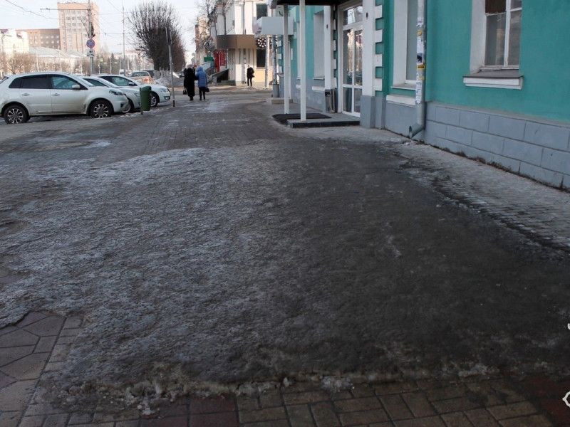 Рязанские коммунальщики вновь проиграли борьбу со снегом и льдом в городе