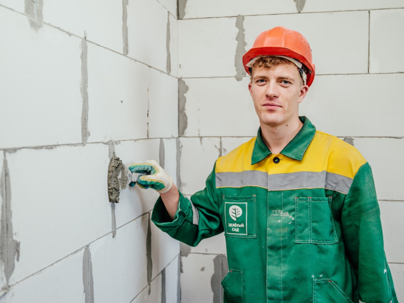 «Родители рады, что я выбрал карьеру строителя». Студент Артем Кузьмин поделился впечатлениями о работе в «Зеленом саде»